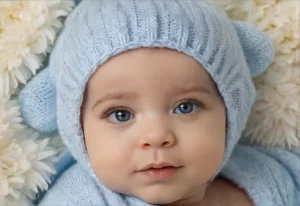 Rodrigo - significado: Um bebê explorando o mundo ao ar livre.