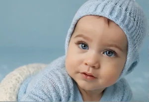 Isaque - significado: Um bebê explorando o mundo com curiosidade.