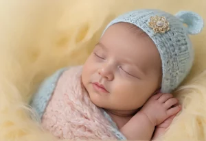 Aurora - significado de renovação: Bebê adormecido em um berço