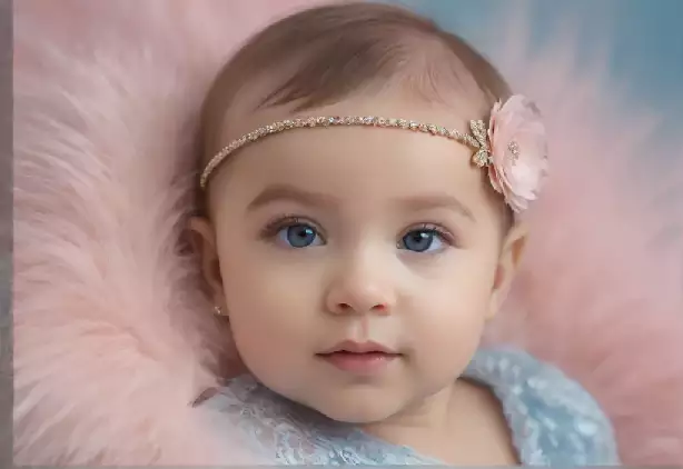 Bebê sorrindo com olhos alegres e alegres.