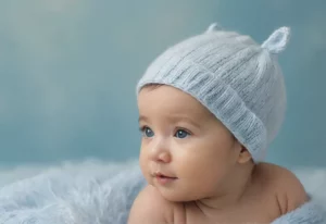 Bebê segurando a mão do pai, transmitindo amor e proteção.