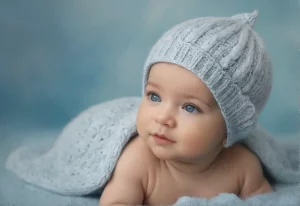 Bebê dormindo serenamente, transmitindo paz e tranquilidade.